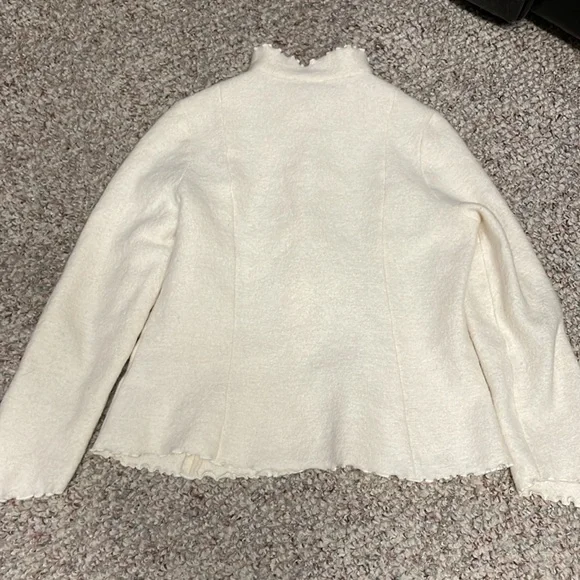 100% wool Cream Ruffled Button-Up cardigan - Picture 8 of 8